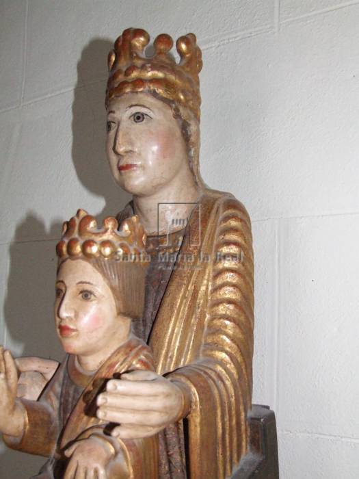 Detalle de la talla de una Virgen con el Niño