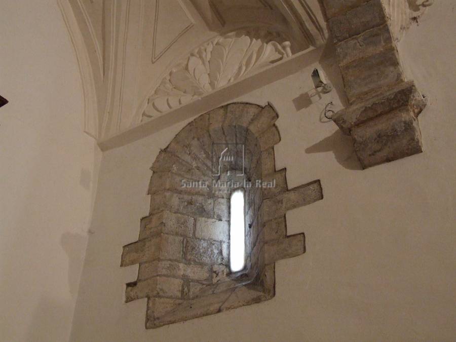 Ventana abocinada en muro sur