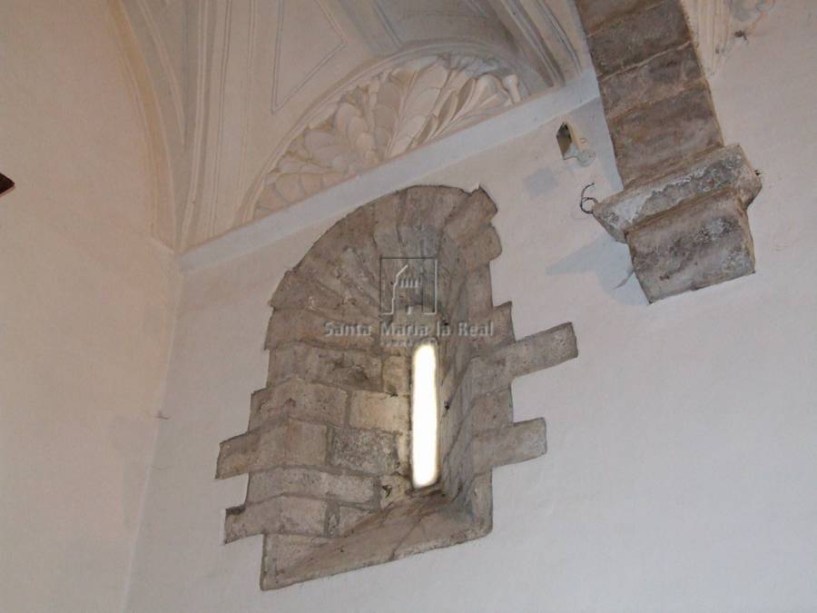 Ventana abocinada en el muro sur