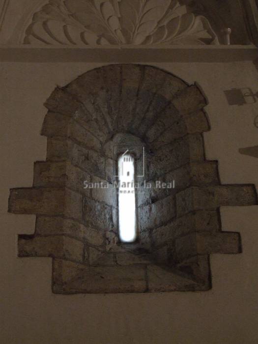 Ventana  abocinada en el muro sur