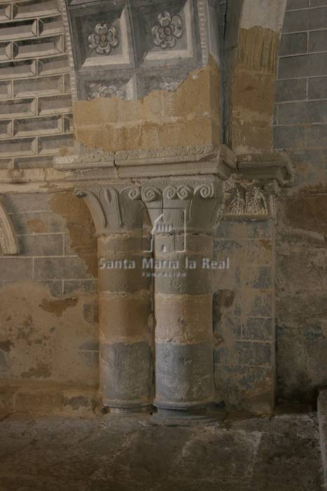 Columnas del lado izquierdo del interior de la cripta