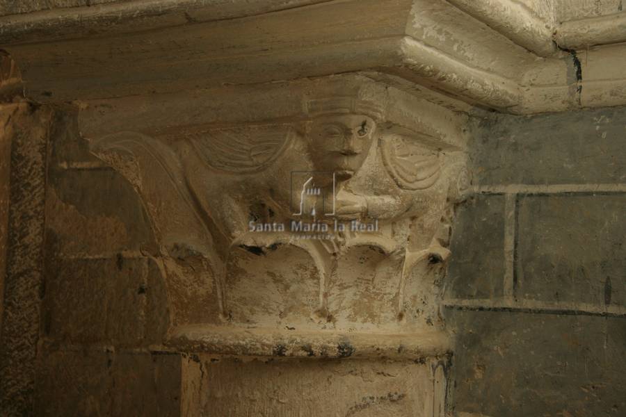 Capiteles del interior de la cripta