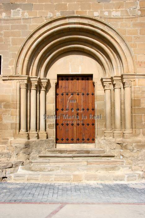 Vista exterior de la portada meridional