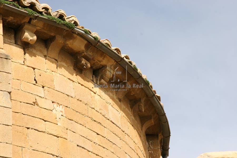 Detalle de la cornisa del ábside