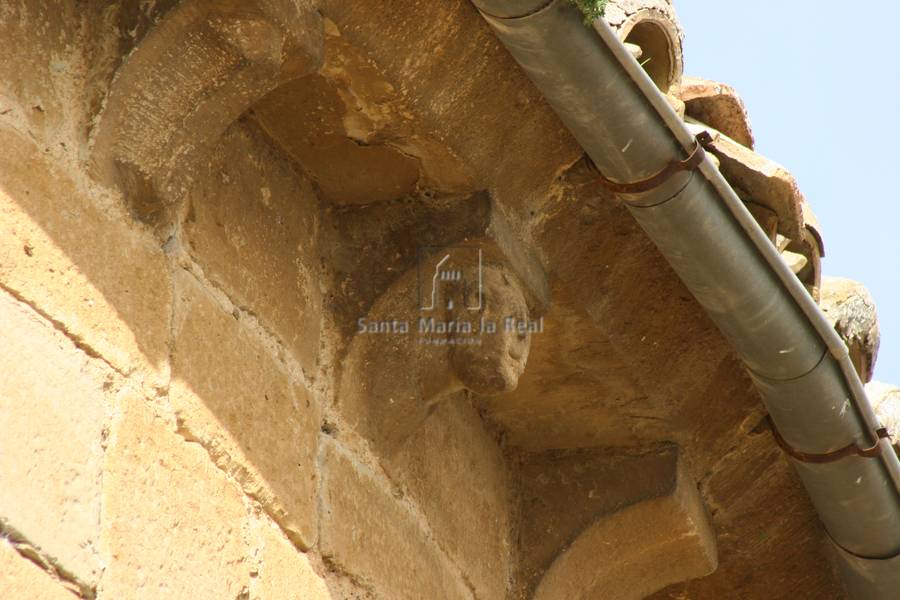 Detalle de los canecillos del ábside