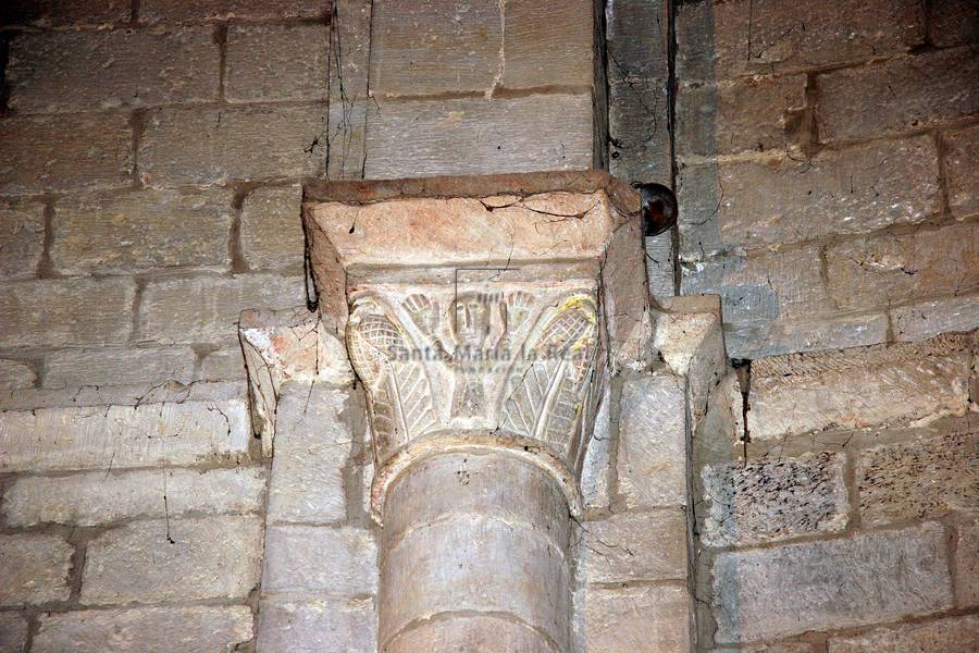 Detalle del capitel y cimacio del interior del ábside