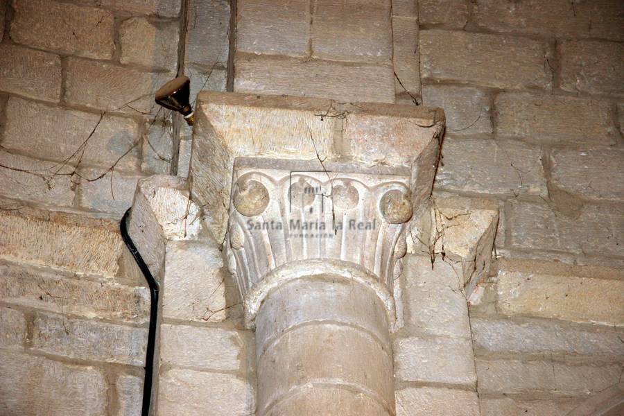 Detalle del capitel y cimacio del interior del ábside