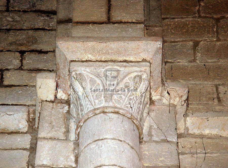 Detalle del capitel y cimacio del interior del ábside