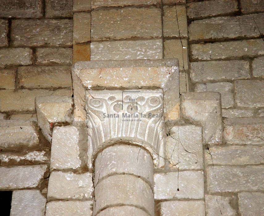 Detalle del capitel y cimacio del interior del ábside