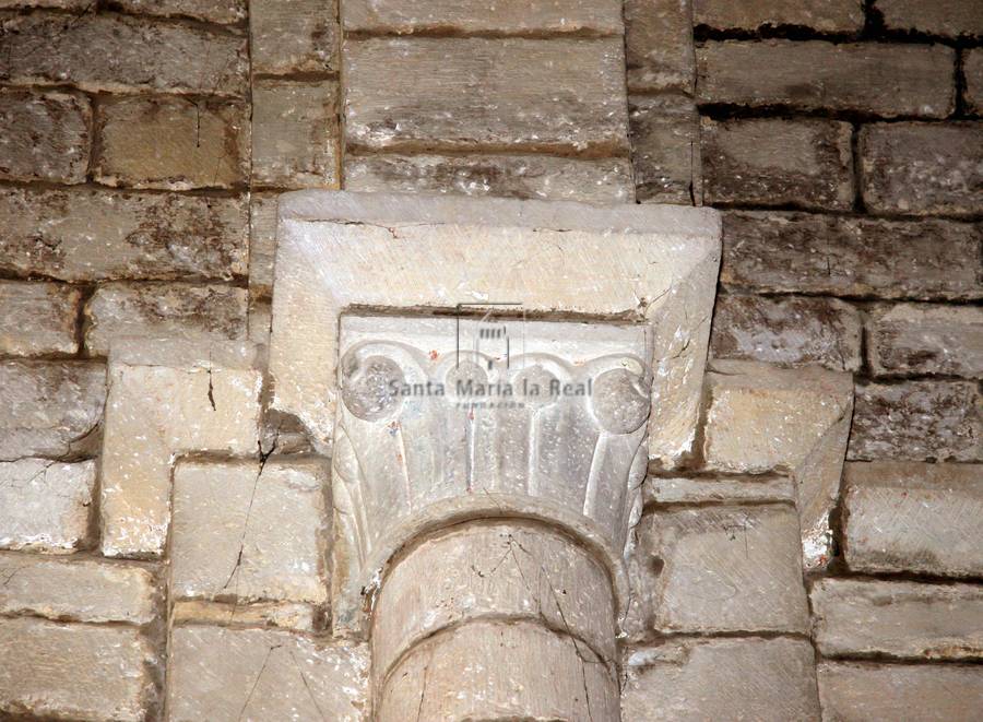 Detalle del capitel y cimacio del interior del ábside
