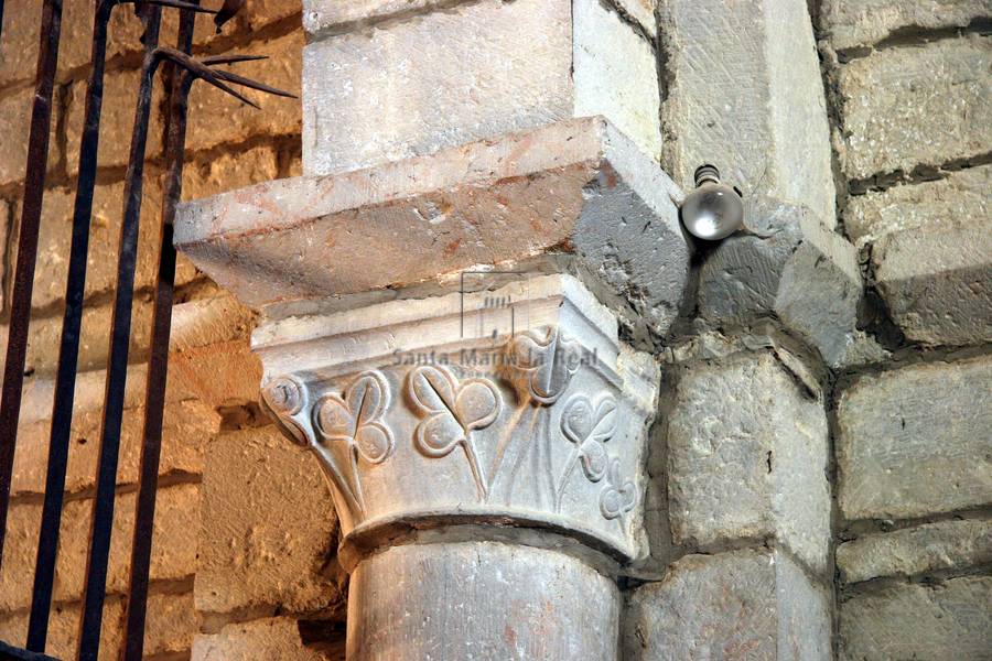 Detalle del capitel y cimacio de un pilar del ábside Detalle del capitel y cimacio de un pilar del ábside
