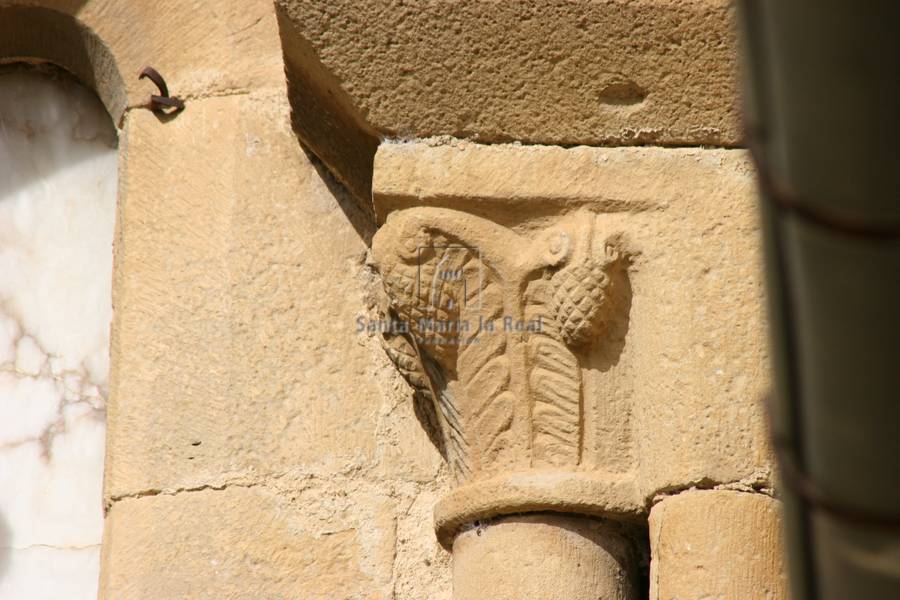 Vista exterior del canecillo derecho de la ventana del muro sur. Decoración vegetal
