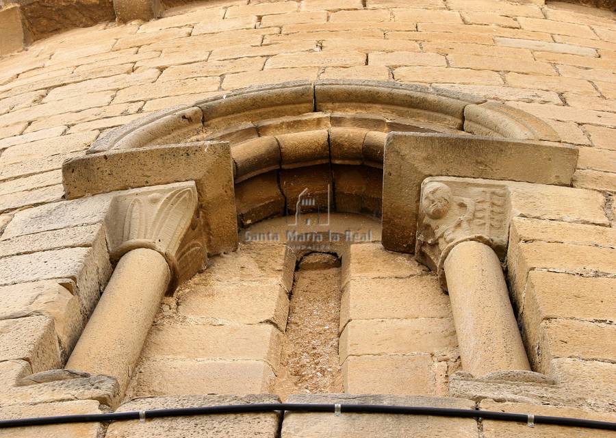Vista exterior de una ventana del ábside