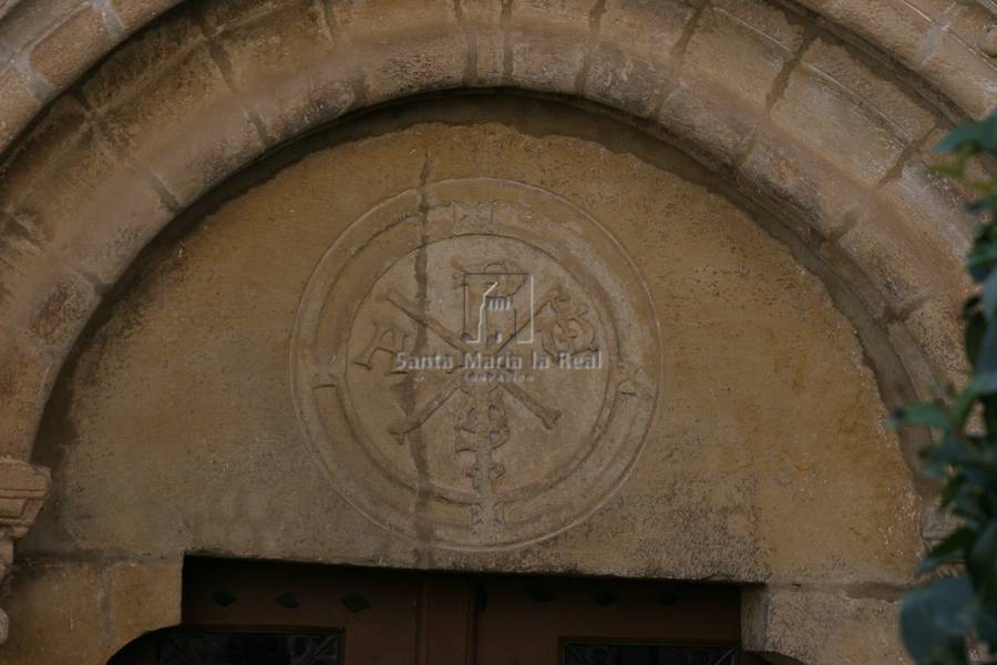 Tímpano con crismón trinitario de la portada norte