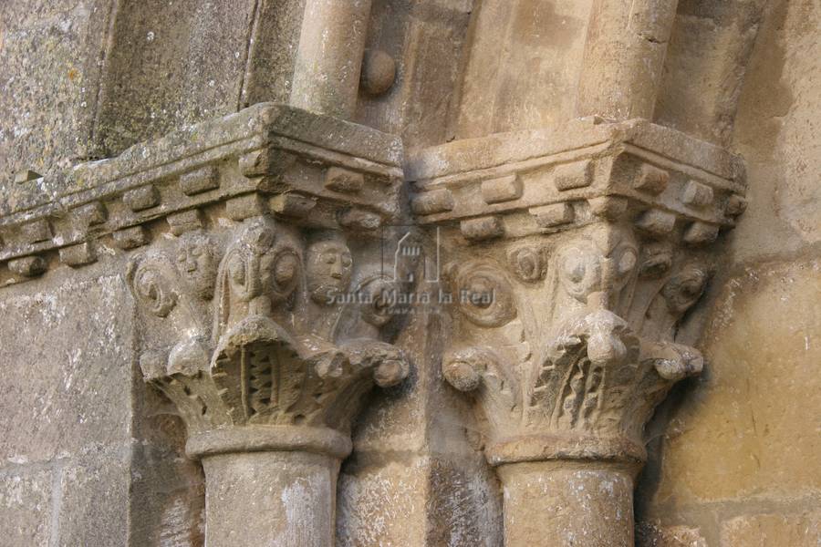 Capiteles del lado izquierdo de la portada norte