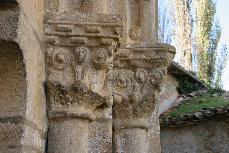 Capiteles del lado derecho de la portada norte