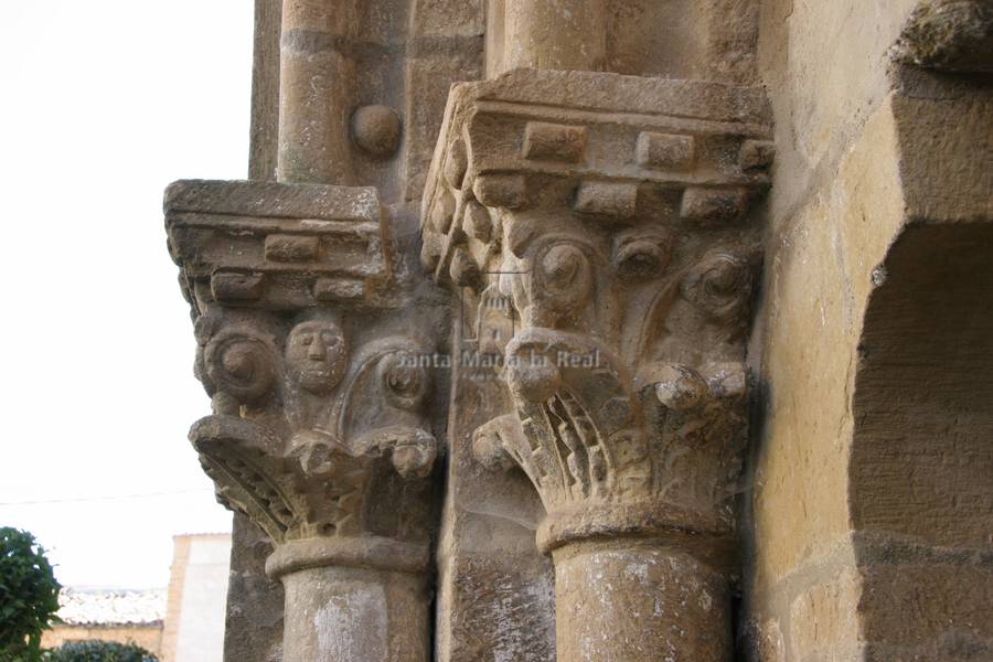 Capiteles del lado izquierdo de la portada norte