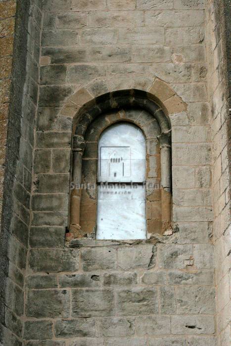 Detalle exterior de una ventana del ábside