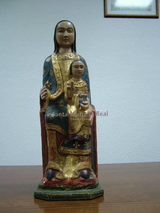 Talla de Virgen sustentante con el Niño, la imagen es Nuestra Señora del Camino