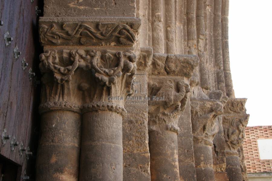 Capiteles del lado derecho de la portada occidental