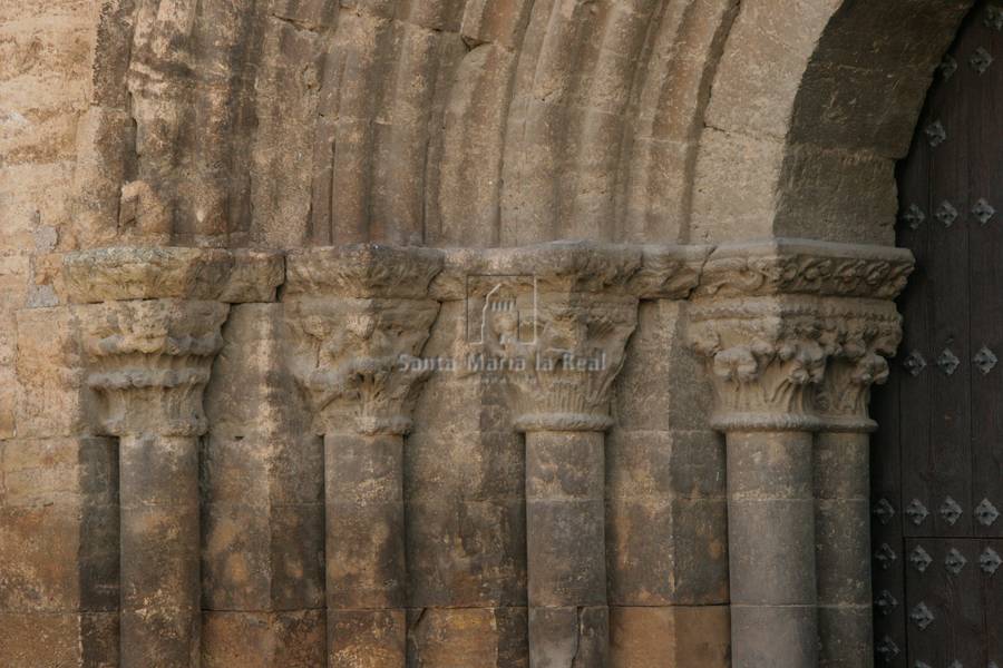 Capiteles del lado izquierdo de la portada occidental