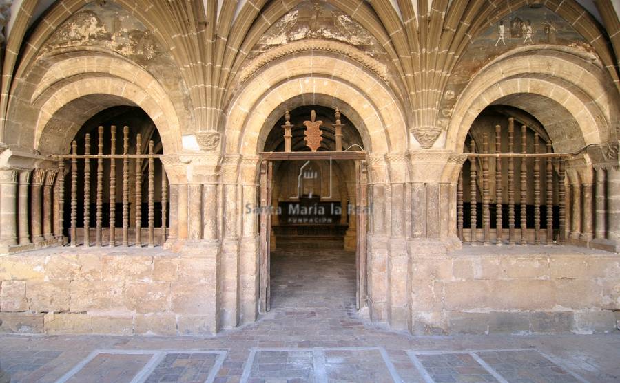 Portada que comunica la iglesia con el claustro
