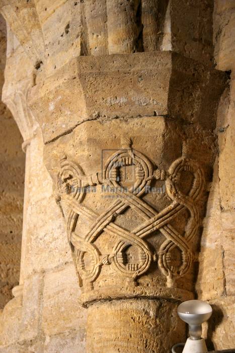 Detalle de un capitel en el interior de la sala capitular