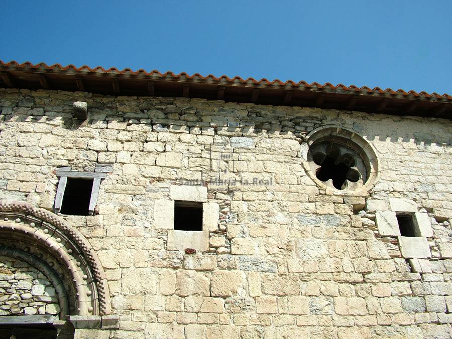 Detalle de roseton del muro sur en la segunda planta de la iglesia