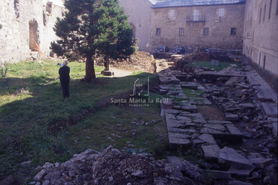Cimentación del muro meridional del antiguo hospital de la Caritat hallado en las excavaciones de 1997