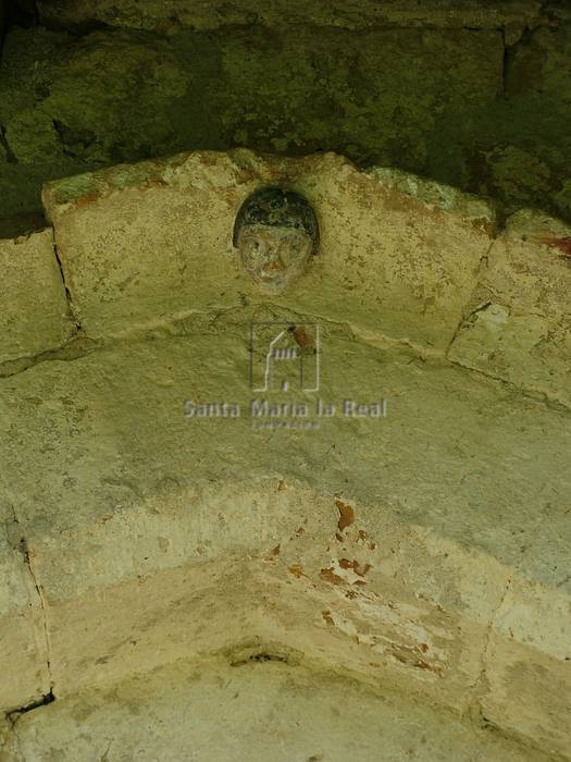 Detalle de la clave de la portada sur