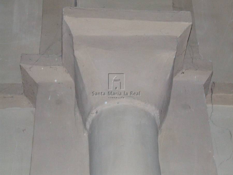 Detalle interior de los soportes del muro sur del crucero