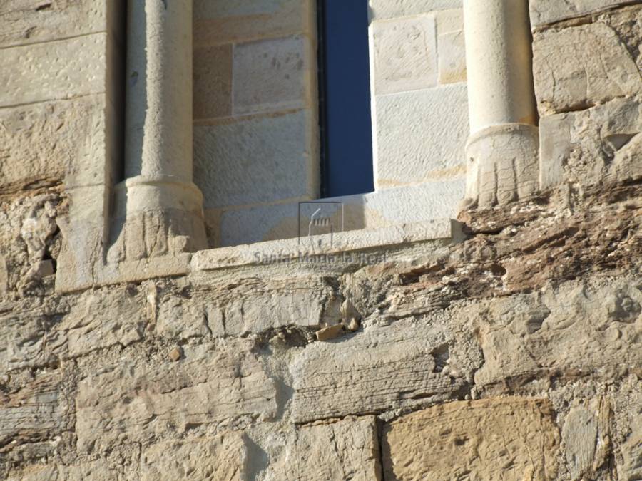 Detalle exterior de la ventana en el muro sur