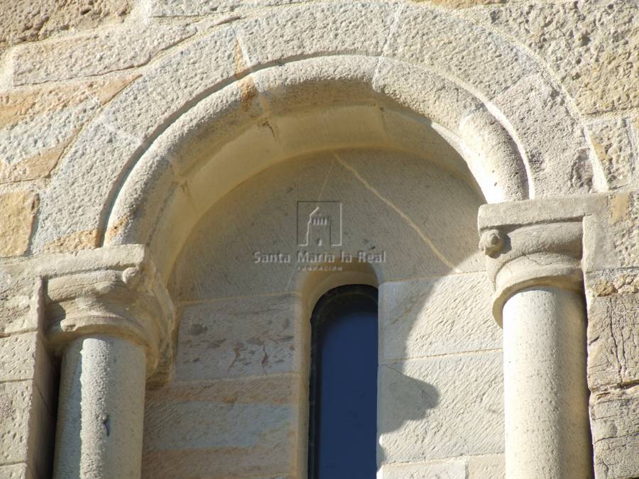 Detalle exterior de la ventana en el muro sur