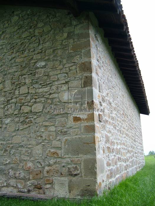 Detalle exterior del ángulo nordeste de la ermita