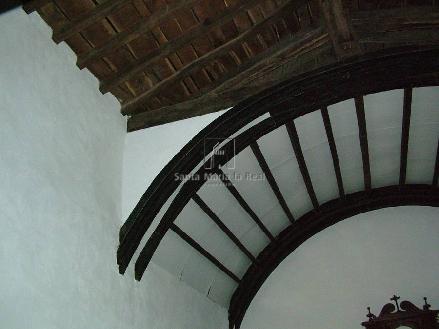 Vistas de la bóveda de la nave y del coro del lado sur Vistas de la bóveda de la nave y del coro del lado sur