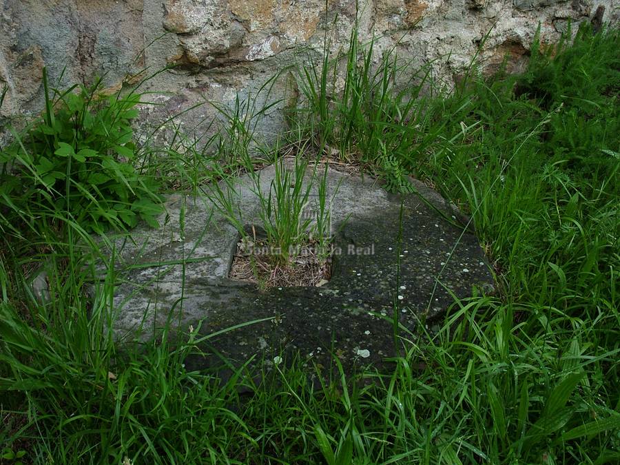 Pedestal de la pila bautismal románica trasladada a la parroquia de San Miguel Arcángel