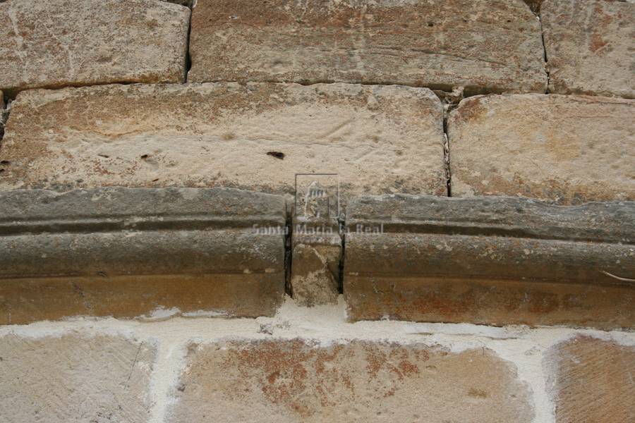Detalle exterior de la moldura de doble caña que une el primer nivel con el segundo