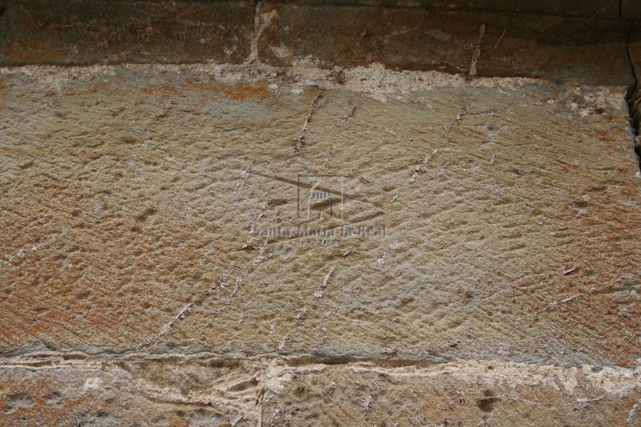 Marca de cantero en el exterior de la Ermita