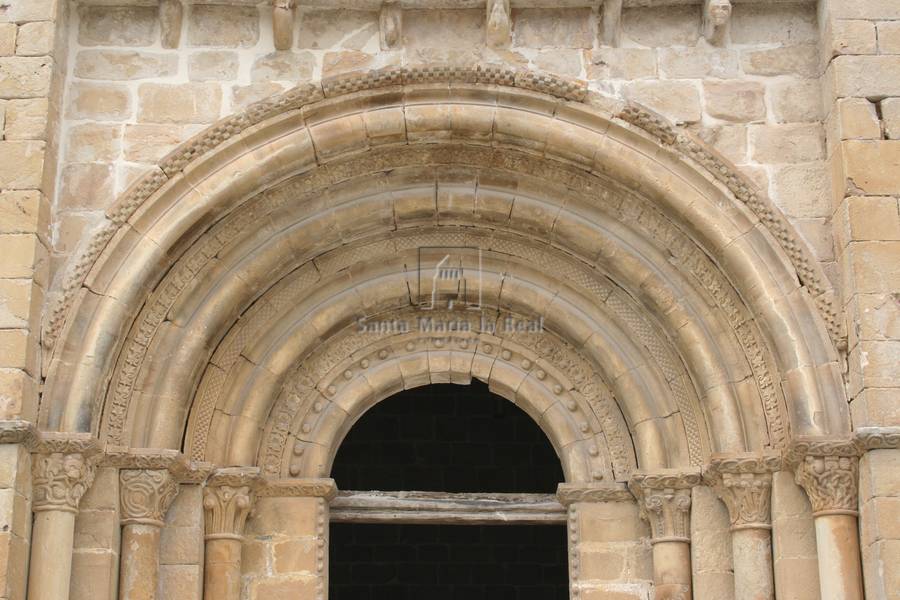 Detalle de las arquivoltas de la portada meridional