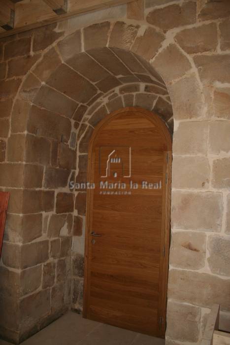 Puerta en el hastial que da paso a la casa aneja