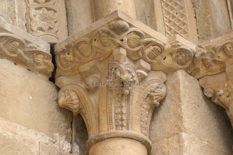 Capitel derecho de la portada sur