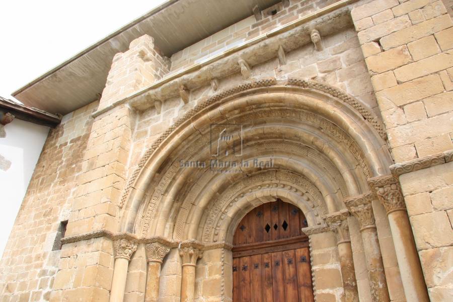 Detalle exterior de la portada sur