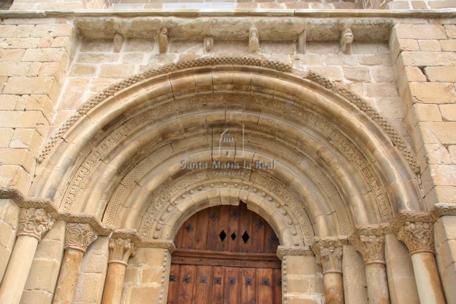 Detalle exterior de la portada sur