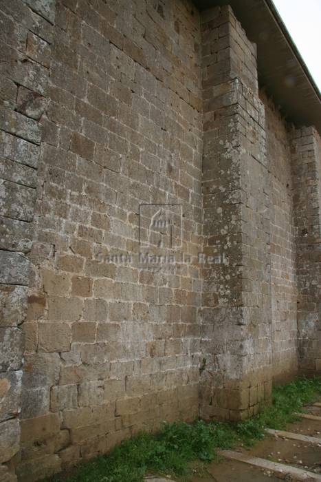 Detalle exterior de los contrafuertes de la fachada norte