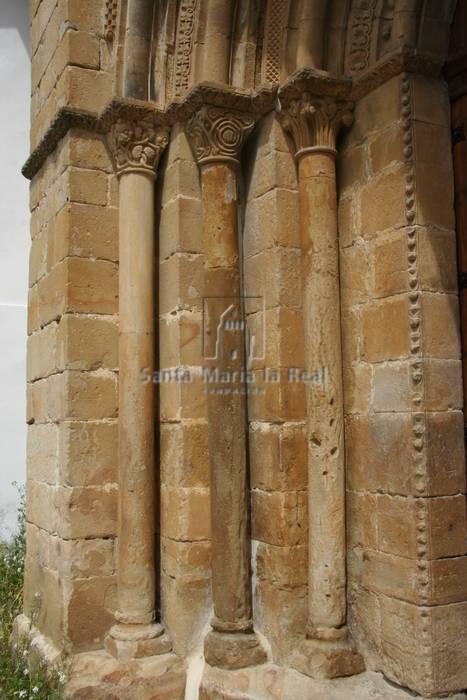 Detalle de las columnas izquierdas de la portada sur