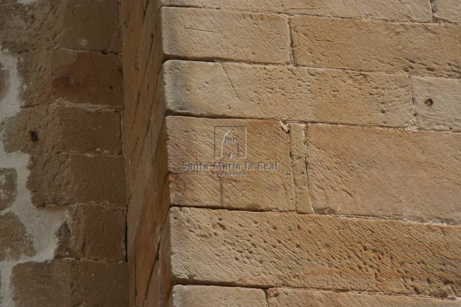 Detalle exterior del contrafuerte del muro sur