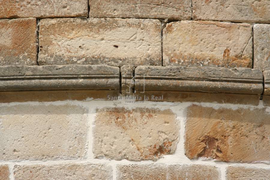 Detalle exterior de la moldura de doble caña que une el primer nivel con el segundo