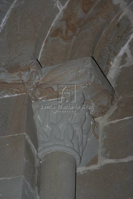 Capitel izquierdo de la ventana de arco ciego septentrional del anteábside