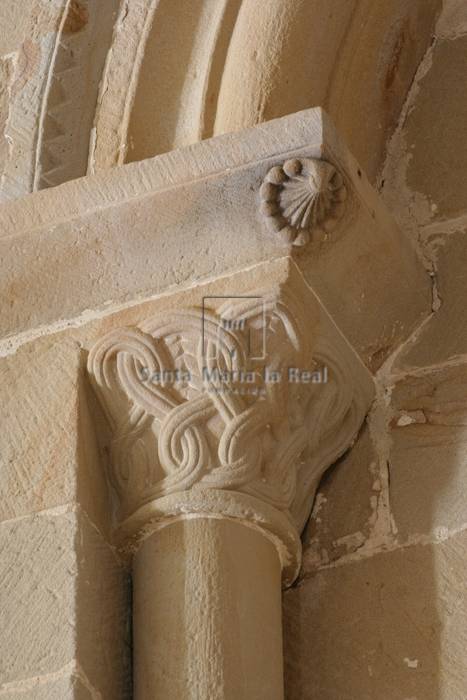 Capitel izquierdo de la ventana de arco ciego septentrional del anteábside