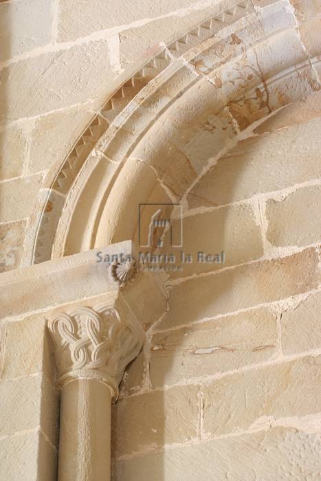 Detalle del lado izquierdo de una ventana de la cabecera Detalle del lado izquierdo de una ventana de la cabecera